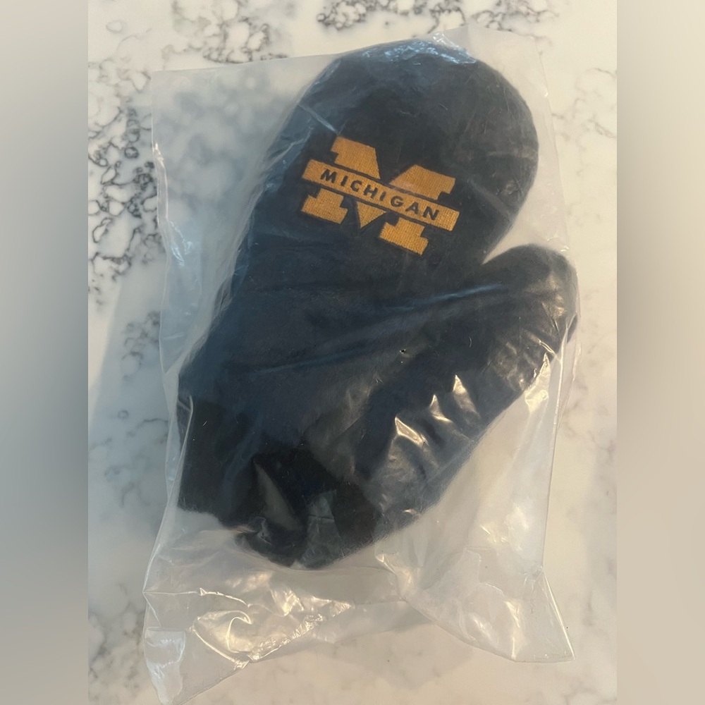 New Vintage Michigan Wolverines Embroidered Golf Winter Mittens Gloves Mitts
